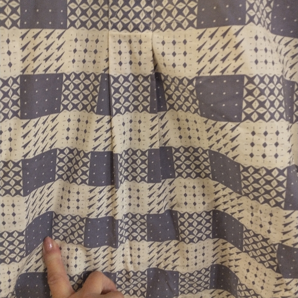 Liz Claiborne Kids Size 8 Button up Grey and White Checkered Pattern Shirt. - Picture 4 of 5